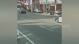 Taxi crashes into parked car in Taiwan
