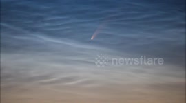 Spectacular Time Lapse Of Naked Eye Comet NEOWISE & Noctilucent Clouds From UK! - July 9th