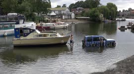 Car becomes submerged in River Thames in London