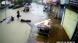 Passersby rescue cyclist who fell into deep flooded pit in northern China