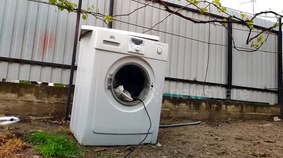 YouTuber sees how airbags fare against washing machines and underwater