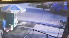 Garbage collect avoids being hit by car thanks to dumpster truck