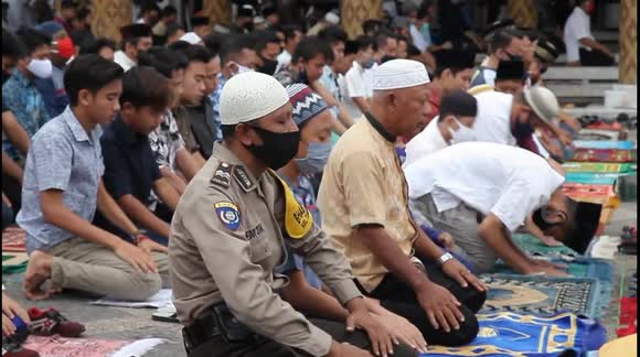 Indonesian Muslims perform Eid prayers without social distancing