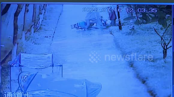 Video: Hai người phụ nữ thoát chết trong gang tấc sau vụ sập tường