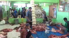 Bamboo packaging replaces plastic during Eid food handout in Indonesia