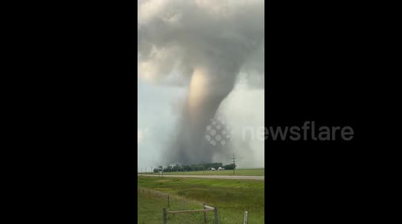 New dramatic footage shows huge tornado hitting farm in Canada