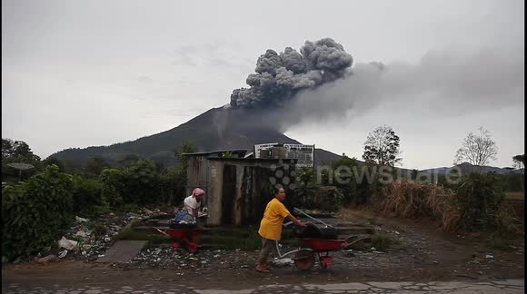Indonesia's Mount Sinabung spews ash cloud