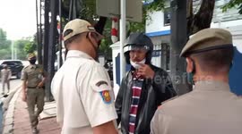 This man protested and was angry because he did not want to be sanctioned, thus provoking the emotions of officers because he did not wear a mask when he was outside the house during the Covid 19 pandemic