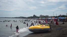 Beach Visitors in Indonesia Weekend Without Health Protocols