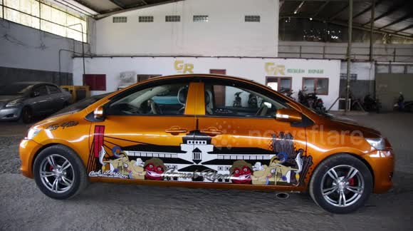 Indonesian mechanic creates double-ended car with two steering wheels