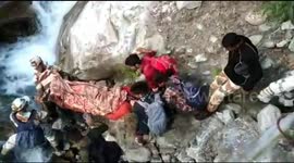 Indian soldiers carry injured woman 40 km across flooded mountains