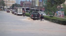 Homes flooded as heavy rain causes river to overflow in northern Thailand