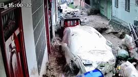 Flash floods wash away vehicles in northwestern China