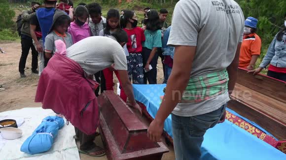 Tribe in rural Indonesia dig up and clean corpses to honour their ancestors