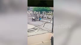 Brave teenaged girl fends off phone thieves until help arrives in northern India