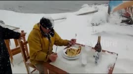 Hilarious waiter follows the 'open-air bars' in the coldest city of Argentina and pushes 'frozen customer' off his chair