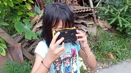 Little Girl explains how a Vintage Still Camera works