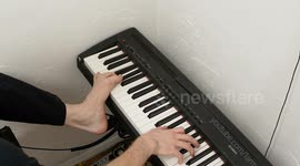 Talented man learns how to play video games and the piano using just one arm and his foot