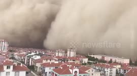Dramatic time-lapse footage shows sandstorm engulfing homes in Turkey