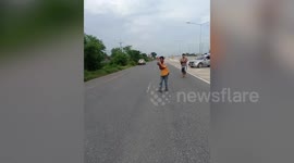 Rescuers save mother duck and babies stranded on busy dual carriageway in Thailand