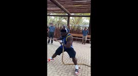 Guy Trying Tug Of War With 800 Pounds Liger