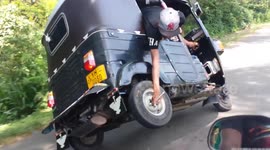 Teenage daredevil performs rickshaw stunt in Sri Lanka