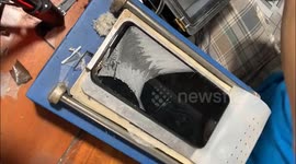 Vietnamese phone repairman recovery broken phone screen