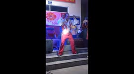 Vietnamese man conducts electricity through body to light bulbs