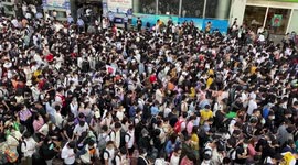Thousands of tourists cram into coach station ahead of China's National Day