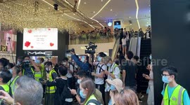 The familiar anti-Hong Kong Police slogan is back again after police raised the blue flag and tried to enter the shopping mall