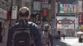 Amazing moment old Japanese man appears to clone himself