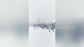 Scenic spot closes due to heavy snow in northern China