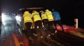Police officers rescue hundreds of motorists trapped on snow-covered road in northwestern China