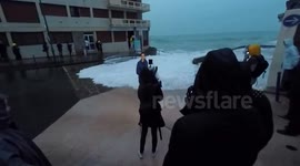 GRANDE MARÉES: Chute d'une journaliste de BFMTV emportée par une énorme vague en direct à Saint-Malo