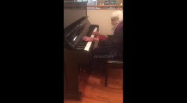 'Australian granny' plays public piano like a concert pianist