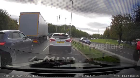 HGV in the UK slides out of control and hits barrier because a car cuts it off
