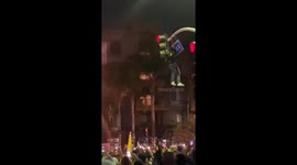 Man jumps off traffic light during celebrations of Lakers win