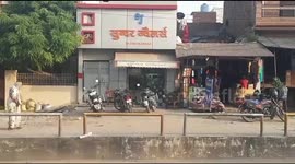 Watch - Video of a jewelers shop front in Aligarh , where robbers loot shop after proper sanitization