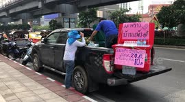 Entrepreneurial street food vendors race to latest Bangkok protest
