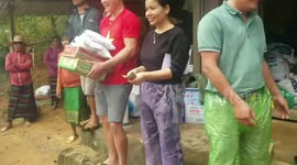 Kind-hearted rescuers offer supplies to Thailand's typhoon victims