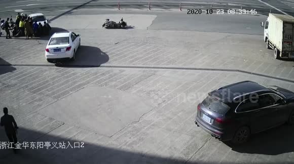 Chinese passersby lift up car together to rescue 5-year-old trapped ...