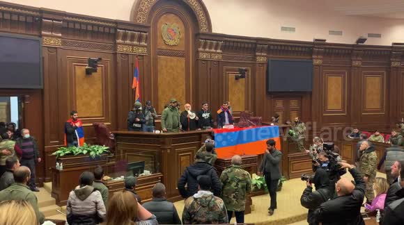 Yerevan locals ransack government building after Armenia signs deal with Azerbaijan, Russia to end Nagorno-Karabakh war