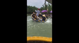 Man in Vietnam performed skillfully and spectacularly shaking the basket boat under water
