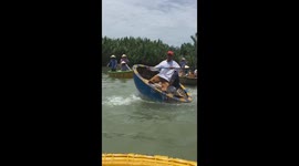 Man in Vietnam performed skillfully and spectacularly shaking the basket boat under water