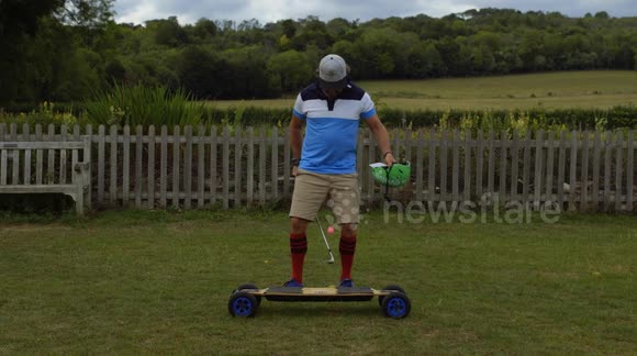 Guy does awesome freestyle golf tricks while perfectly balanced on electric skateboard