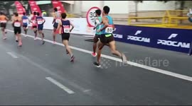 Dozens of professional runners take part in Delhi half-marathon despite warnings over pollution