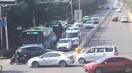 Motorist fined after blocking an ambulance at traffic lights in China
