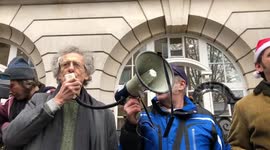 Piers Corbyn addresses small crowd at anti-vaccine protest