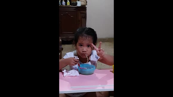 Four Years Old Girl Posed For Pictures While Eating Noodle