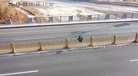 男子翻护栏过马路被卡交警公主抱接住